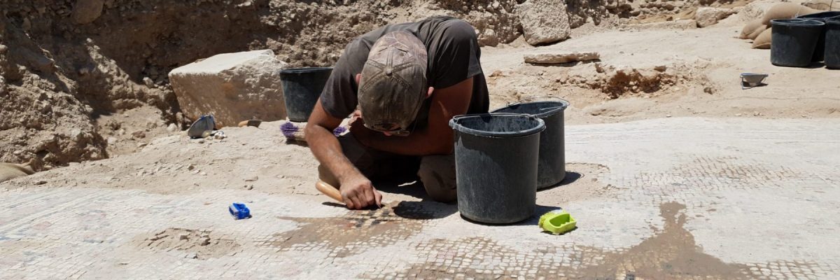 Reinigen des Mosaiks